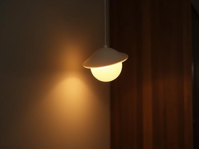 Moderne designerlampe som lyser opp et rom